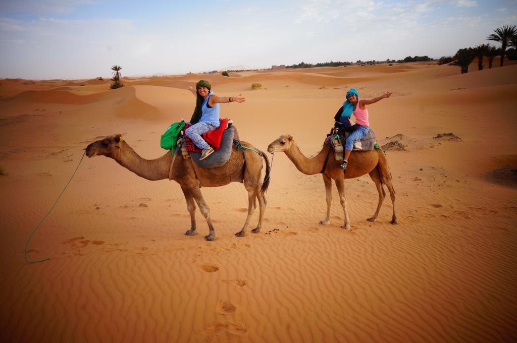 Отель Sahara Camel Tours Camp Мерзуга Экстерьер фото
