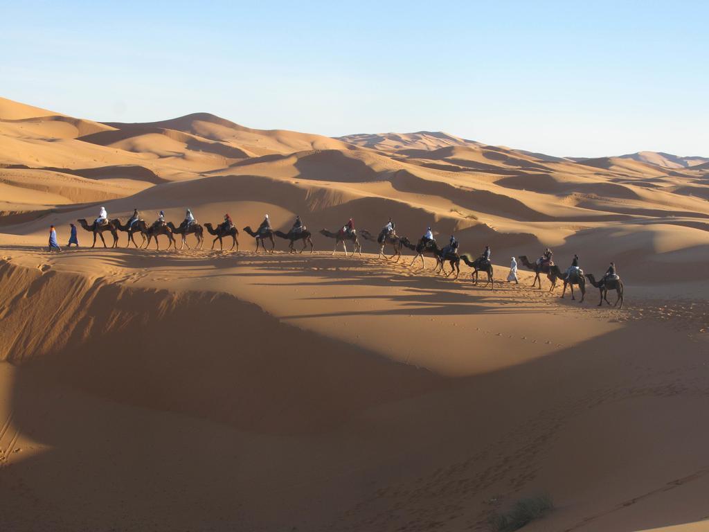 Отель Sahara Camel Tours Camp Мерзуга Экстерьер фото