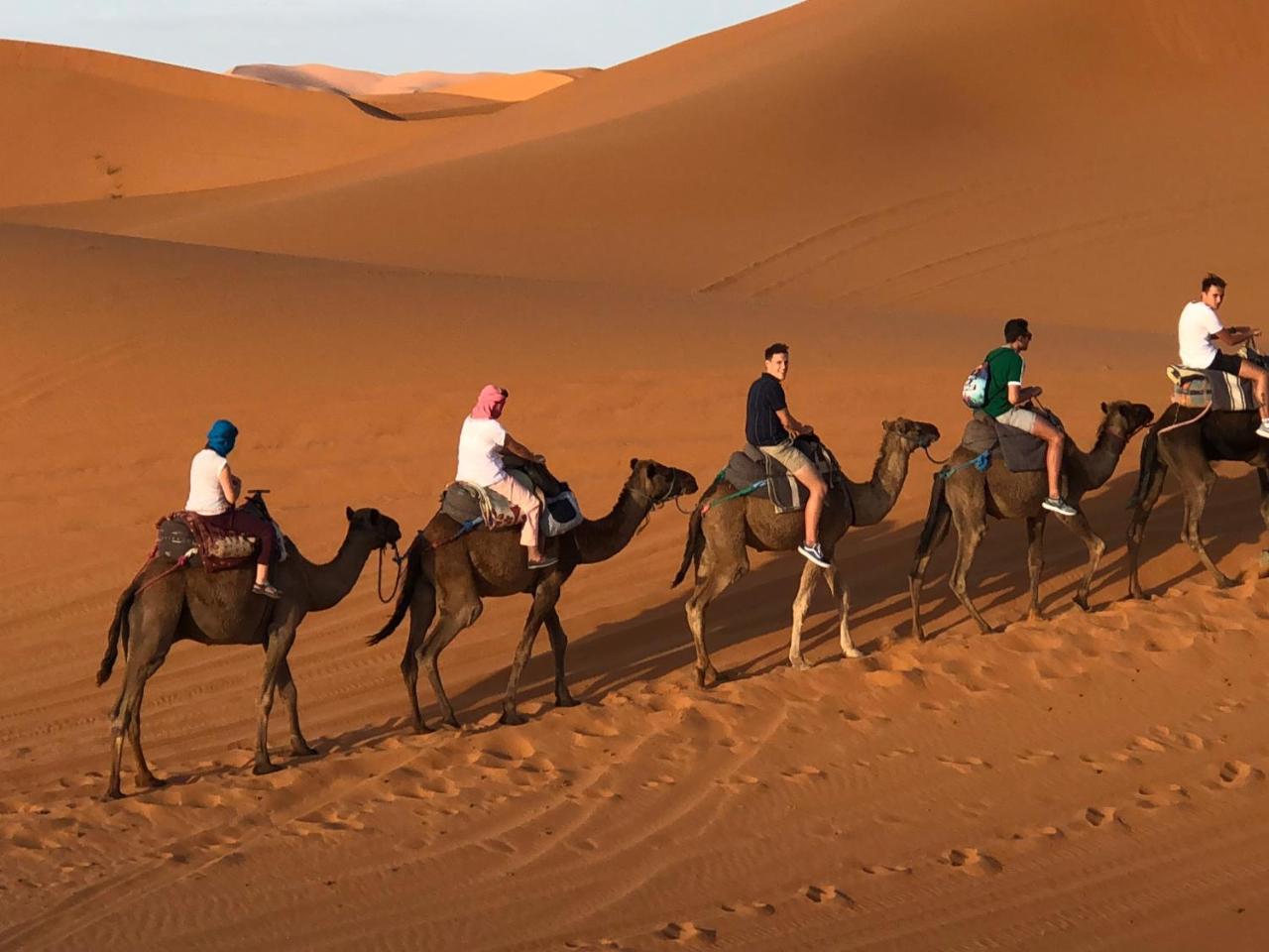 Отель Sahara Camel Tours Camp Мерзуга Экстерьер фото